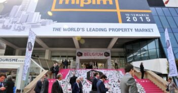 MIPIM 2015 - ATMOSPHERE - OUTSIDE - PALAIS DES FESTIVALS - VISITORS- next downturn
